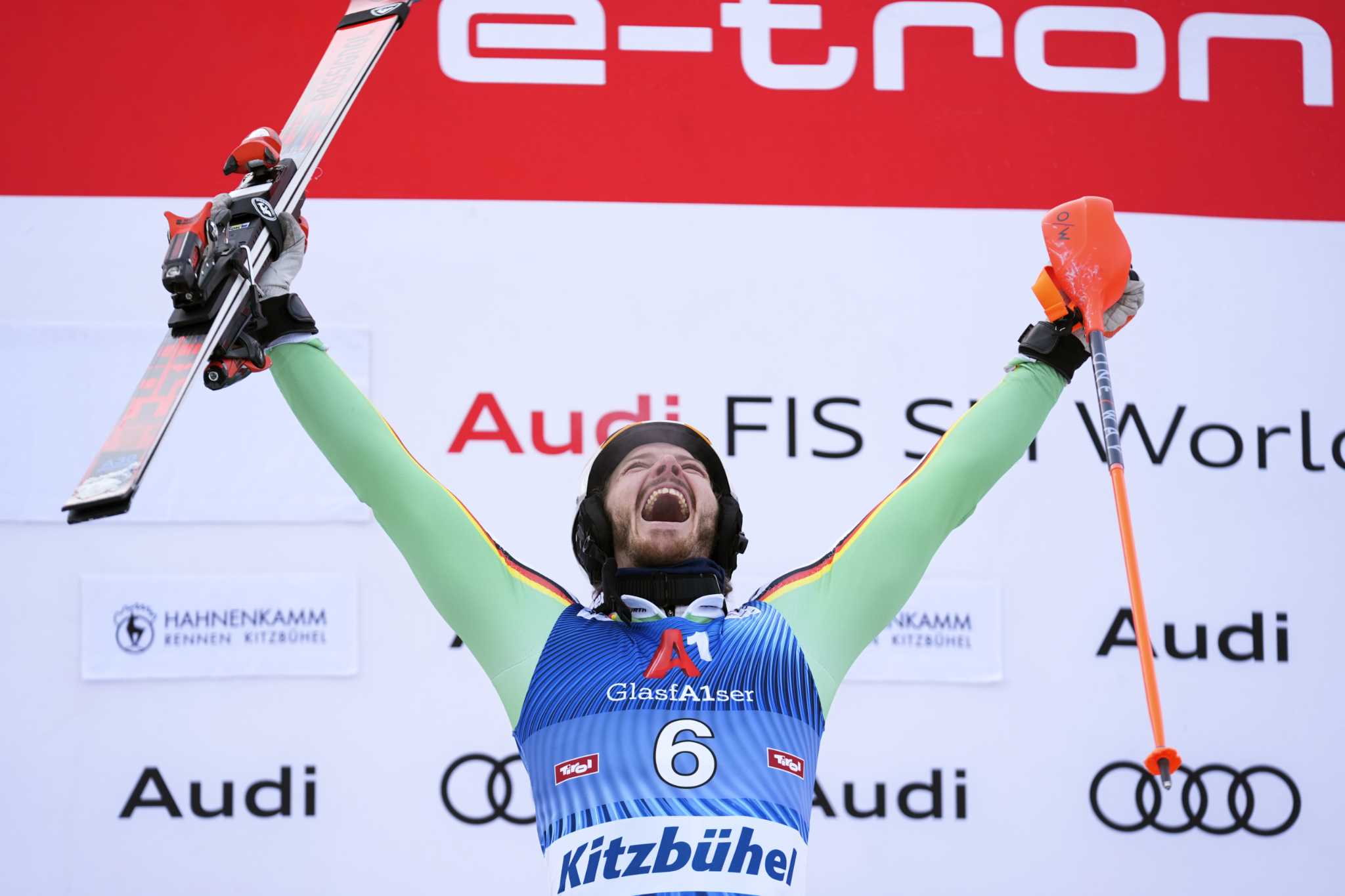 Der Deutsche Linus Strasser ist Schnellster im Kitzbüheler Slalomlauf und gewinnt das 1. Rennen auf der Kinderstrecke